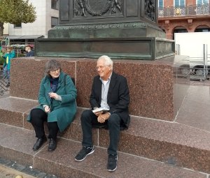 Aloys Lenz am 28.09.22 mit der Leiterin des Kulturforums, Beate Schwartz-Simon, am Brüder-Grimm-Denkmal. © kulturforum