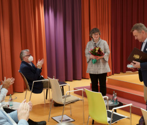 Die Leiterin des Kulturforums, Beate Schwartz-Simon, nimmt von Hr. Kaminsky einen Blumenstrauß entgegen. Links im Bild sitzt Martin Hoppe, Fachbereichsleiter Kultur der Stadt Hanau. © Roland von Gottschalck