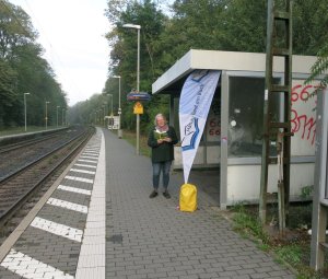 26.09.22: Eva-Maria Thimm las mit Martina Jakobs (nicht im Bild) am Bahnhof Wilhelmsbad vor. © 
